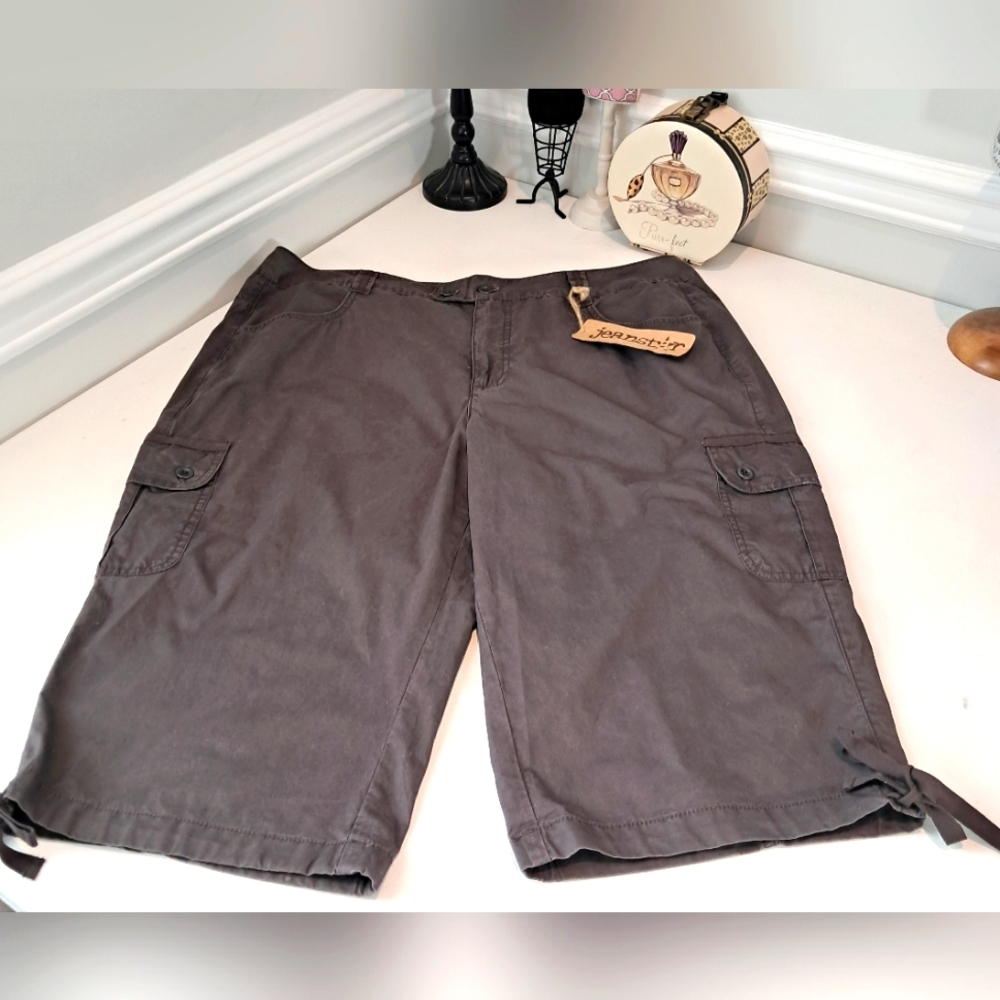 Jeanstar Espresso Bryn Multi Pocket Cargo Capri's Size 16W NWT